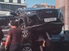 В Ташкенте женщина «припарковалась» прямо на крыше другого авто (видео)