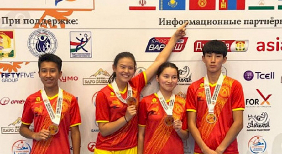 Кыргызстанцы завоевали бронзовые награды на международном турнире по бадминтону в Таджикистане (фото)