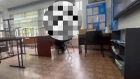 Ученик пнул учителя в спину. В соцсети опубликовали видео начала конфликта в одной из школ Бишкека (видео)