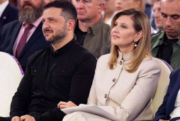 Зеленский с женой покинули Украину и остановились в Париже