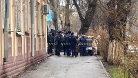 В бишкекской школе-гимназии №67 милиция ищет бомбу (фото)