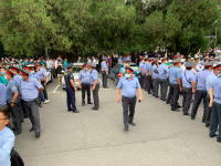 На митинге сторонников «Кыргызстана» милиционер в ходе перепалки толкнул участника акции (видео)