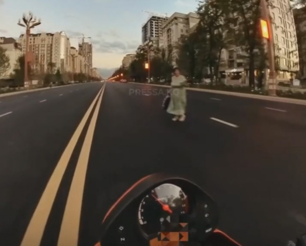 На Айтматова мотоциклист на большой скорости чуть не сбил женщину (видео)