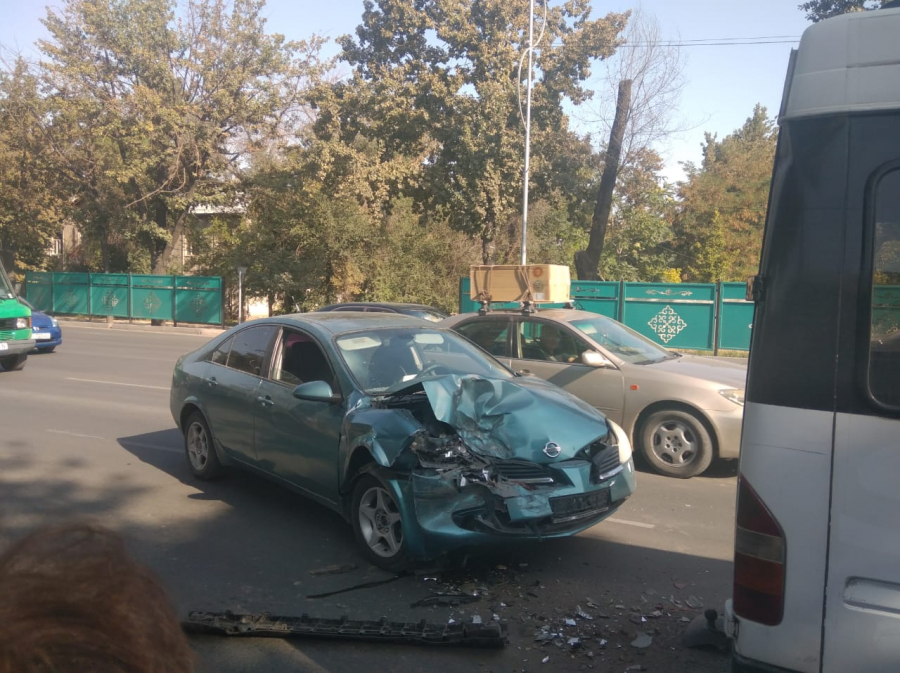 В Бишкеке в маршрутку врезался легковой автомобиль (фото, видео)