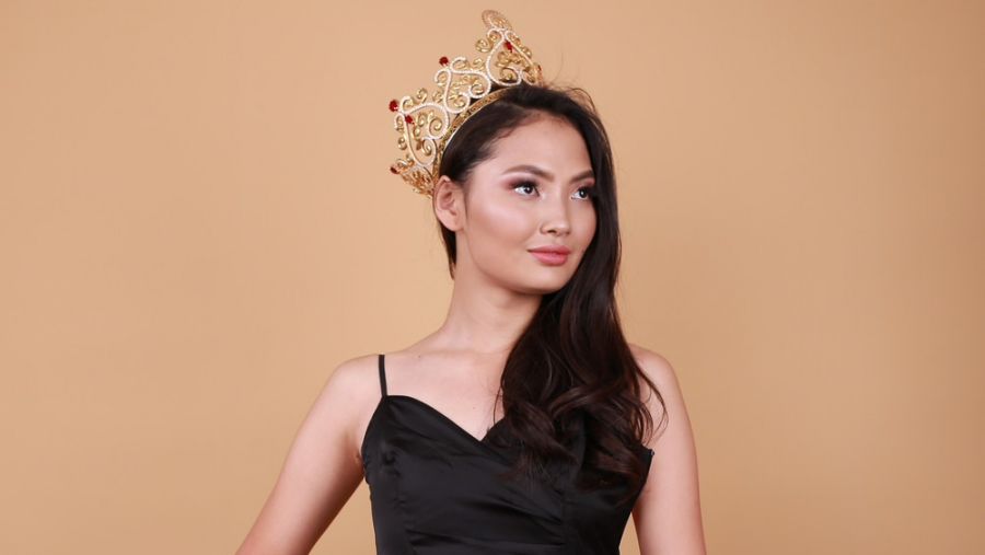 Кыргызстанка Айжан Чаначева вылетела на международный конкурс красоты «Мисс Земля — 2022»