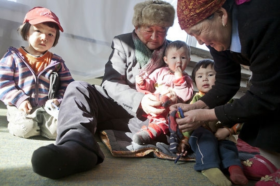 Родители в кыргызстане. Нищие в Казахстане. Бедность в Кыргызстане. Бедные семьи Кыргызстан. Бедная семья в Казахстане.