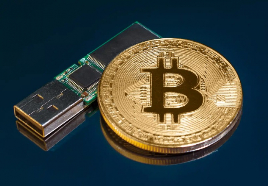 Женщина случайно выбросила флешку мужа с биткоинами на $3,8 млн