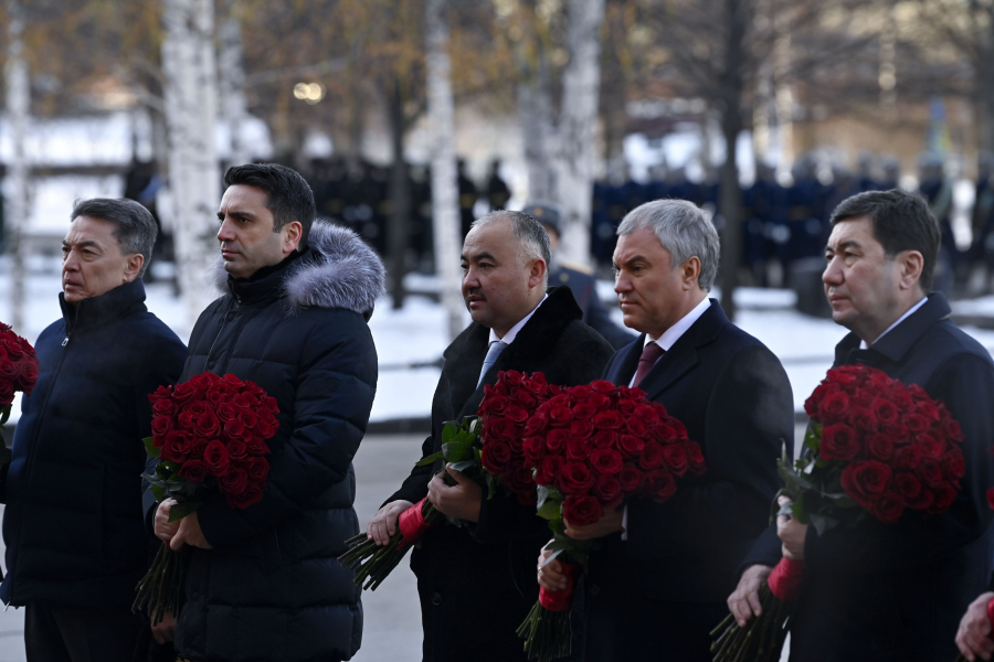 Спикер ЖК Нурланбек Шакиев возложил цветы к Могиле Неизвестного солдата в Москве