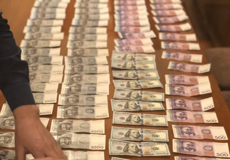 8 тысяч евро. 1800 Тысяч евро. 1800 Евро фото. Как выглядят Бишкекские деньги. Картинка 33 тыс евро.