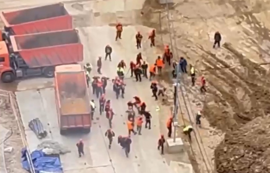 В Москве трудовые мигранты устроили массовую драку на стройке - видео