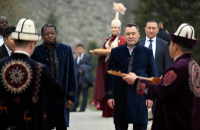 Садыру Жапарову и председателю совета министров Того показали этнопрограмму в "Ала-Арче"