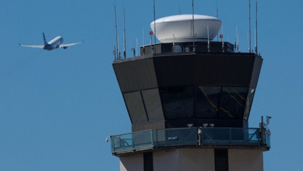 Zaradi zaustavitve vlade se povečujejo skrbi glede zastojev v zračnem prometu in morebitnih zamud letov.