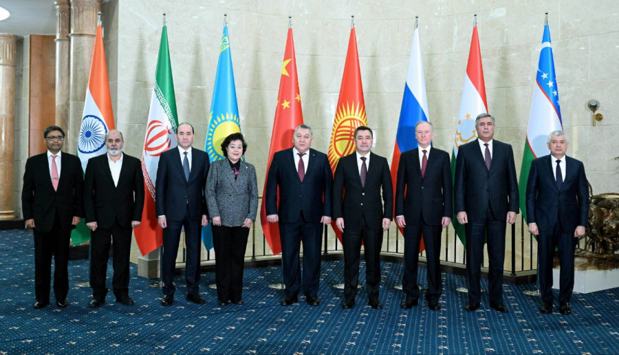 Садыр Жапаров провел встречу с секретарями Совбезов 8 стран