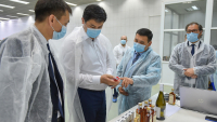 Улукбек Марипов проверил процесс внедрения маркировки алкогольной и табачной продукции