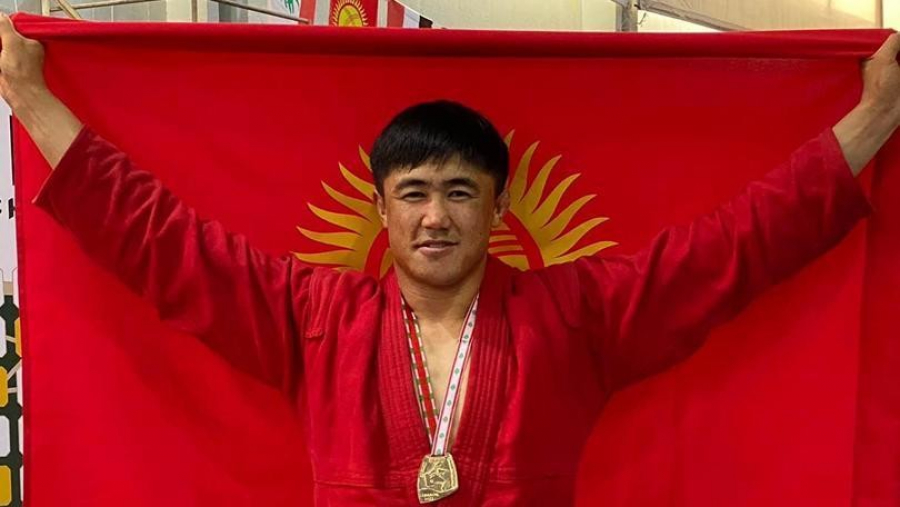 Кыргызстанец Дайырбек Карыяев стал чемпионом мира по боевому самбо (видео)