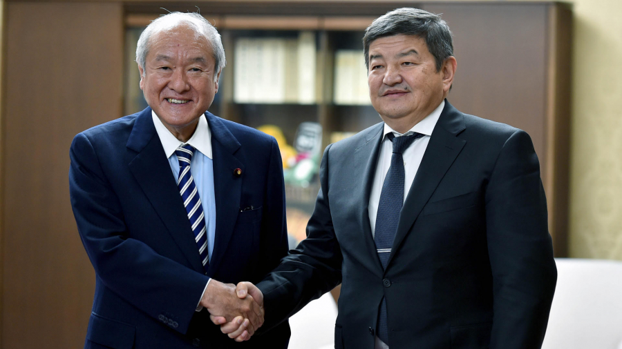 Глава кабмина Акылбек Жапаров встретился с министром финансов Японии Шуничи Судзуки