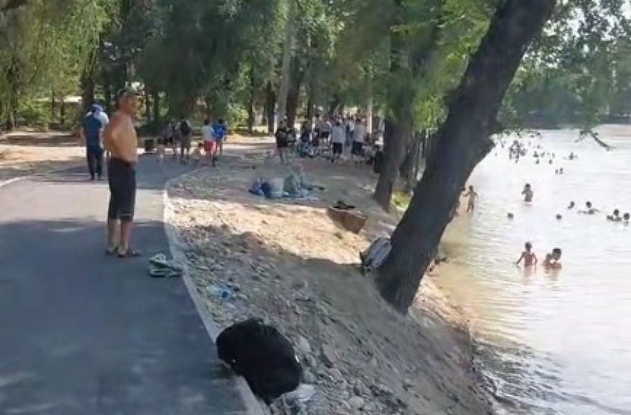 Горожане: Озеро Комсомольское открыли, а про туалеты забыли