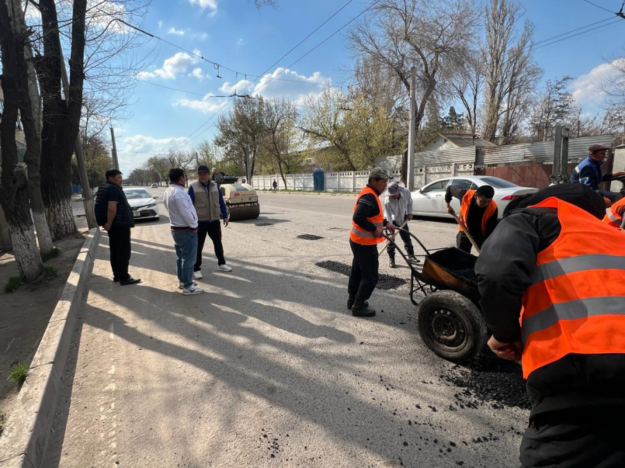 Мэр Бишкека лично проверил, как устраняют дефекты на дорогах