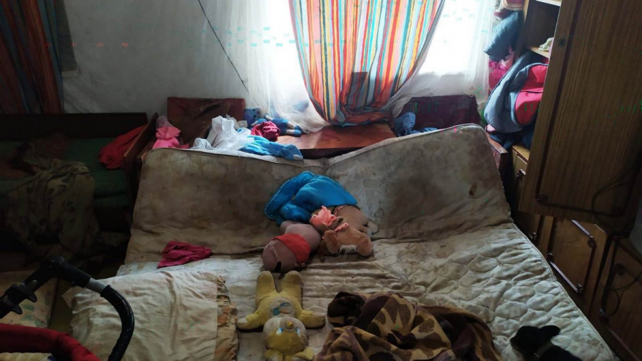 В Бишкеке мать оставила детей соседке на неделю и пропала на 9 месяцев. Ее лишили родительских прав