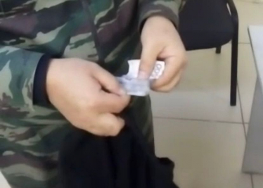 В ИК-27 осужденному пытались передать деньги, вшитые в пояс брюк (видео)