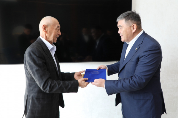 Ташиев подарил квартиру заслуженному артисту КР Хабибилле Азиреткулову