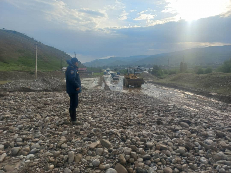 В Джалал-Абадской области сель затопил дорогу (фото)