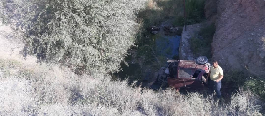 В Баткенской области машина выехала с дороги и упала в овраг