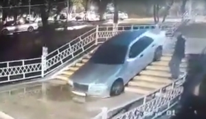 В Оше парень посадил в машину девушек и съехал по лестницам парка (видео)