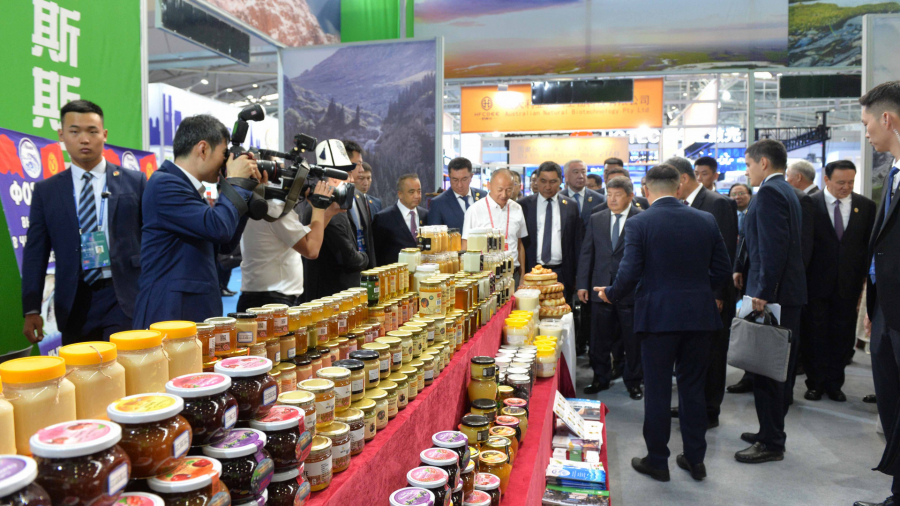 Глава кабинета министров Акылбек Жапаров посетил павильон Кыргызской Республики на ЭКСПО «Китай — Евразия: товары и торговля 2023»