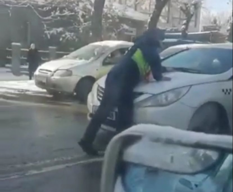 В Бишкеке таксист протащил гаишника на капоте машины (видео)