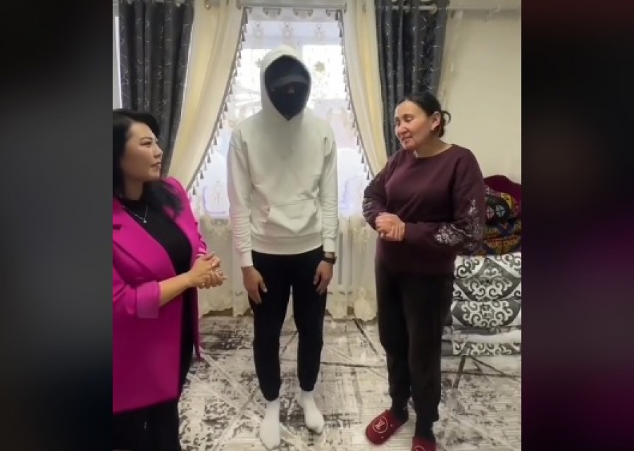 Трехкомнатную квартиру подарил матери-одиночке в Бишкеке казахский блогер