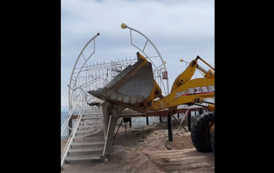 На Иссык-Куле сносят незаконные объекты, расположенные в ста метрах от берега - видео