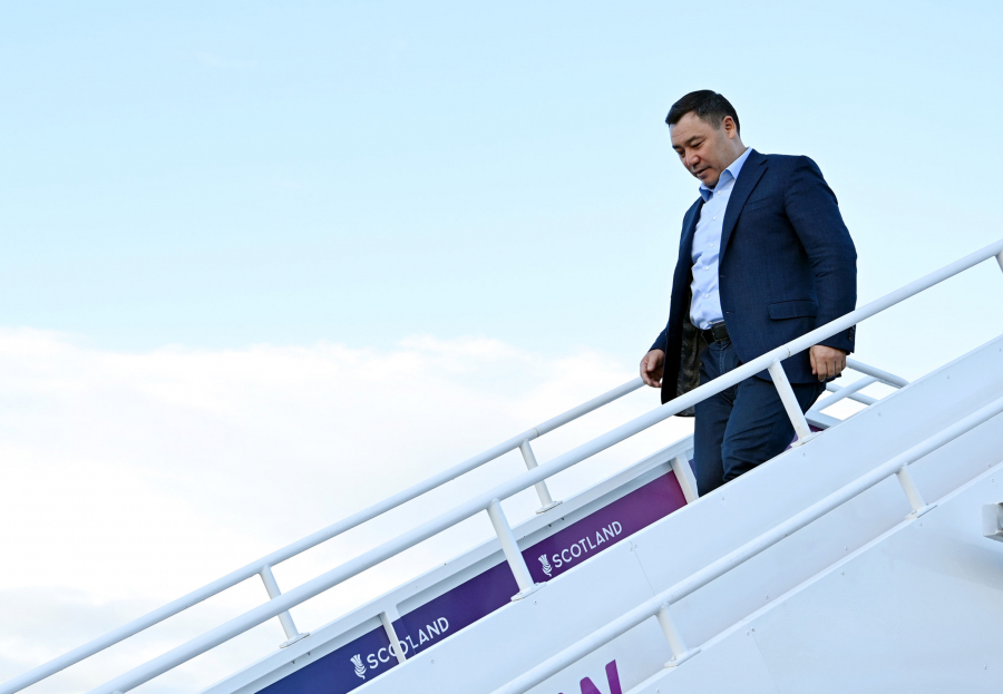 Администрация президента: Садыр Жапаров вылетел в Шотландию на частном самолете