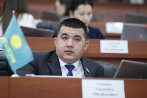 Клара Сооронкулова заявила, что на Омурбека Текебаева напали спортсмены Урматбека Самаева. Мэр Токмака подает в суд