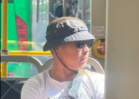 «У меня встанет», - пассажир в автобусе стал оскорблять и угрожать подросткам из-за одежды
