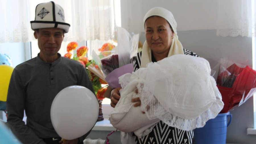 Эдиль Байсалов поздравил родителей семимиллионного гражданина страны