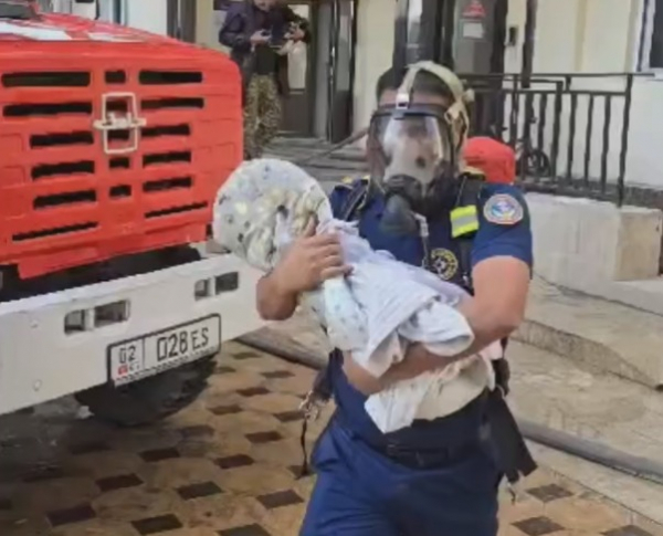 В Оше произошел пожар в многоэтажке, спасатели эвакуировали жильцов (видео)
