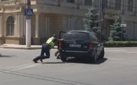 В Бишкеке отзывчивый милиционер помог водителю подтолкнуть машину (видео)