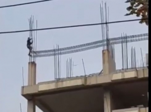 В Бишкеке парень спрыгнул с крыши многоэтажного дома (видео)