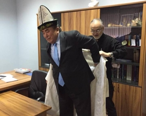 Бакир уулу в Киеве вручил халат и калпак брату Жээнбекова