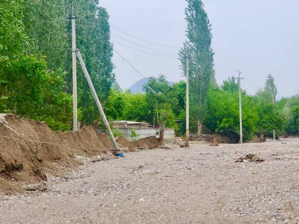В Баткене продолжаются работы по восстановлению электрических сетей, пострадавших в результате селей