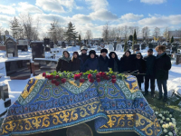 Аскар Акаев установил надгробный памятник на могилу старшего сына (фото)