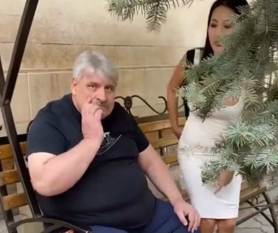 Василий Дашков без наручников спокойно сидит на скамейке клиники «Бикард» (видео)
