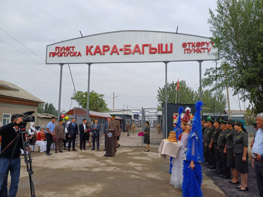На кыргызско-узбекской границе возобновили работу два КПП