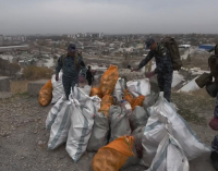 Патрульные вместе с экоактивистом убрали мусор на Панораме (видео)