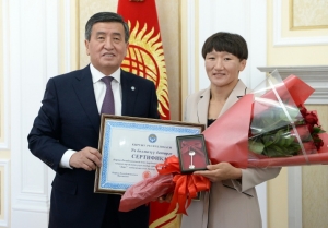 У правительства спрашивают, почему Тыныбековой дали 2 квартиры, а Муртазалиеву - ничего (видео)