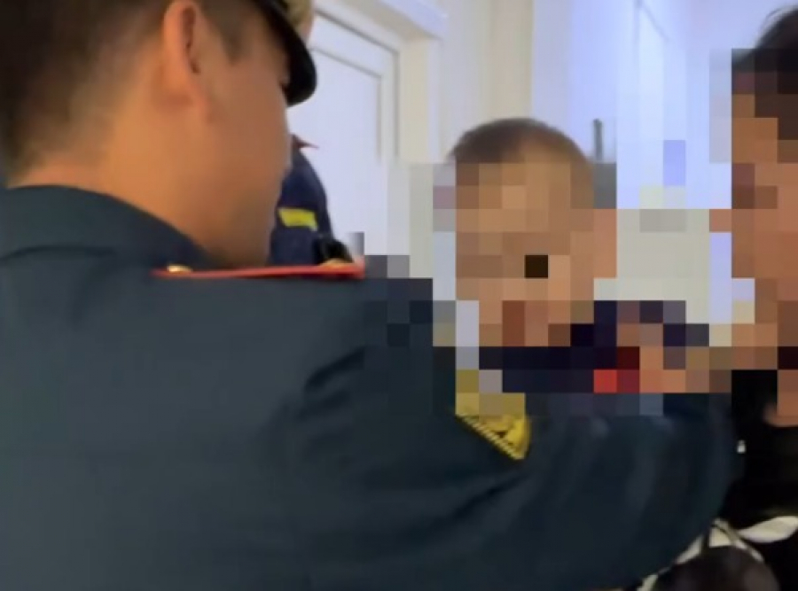 Патрульные в Бишкеке спасли 9-месячного ребенка, который выпил уксус - видео