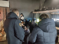 Бишкекте түнкүсүн көчөдө жүргөн жашы жете элек өспүрүмдөрдү аныктоо рейди өттү