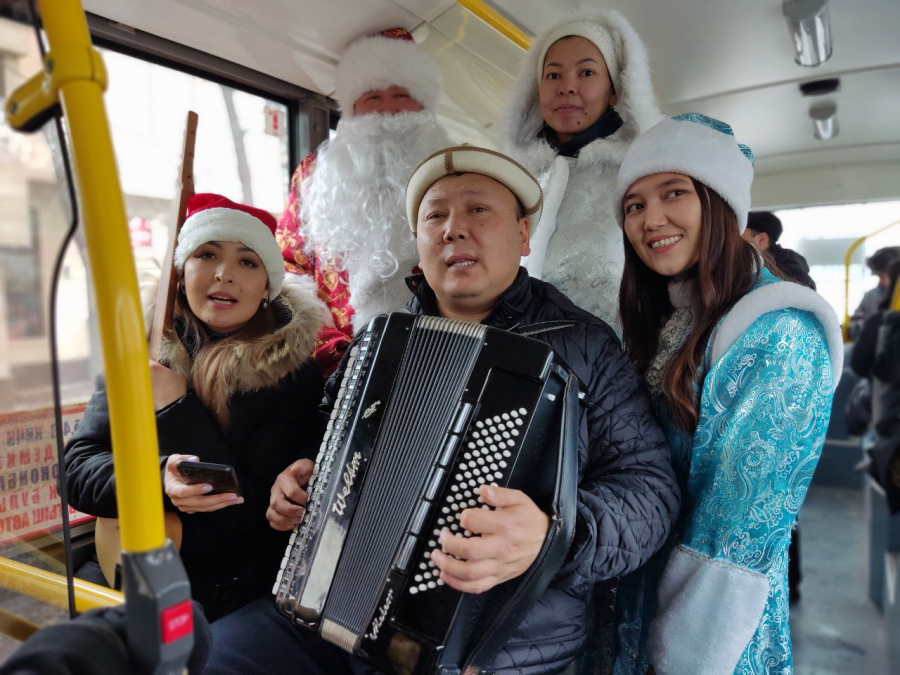 Дед Мороз и Снегурочка поздравляют пассажиров бишкекских троллейбусов (фото)