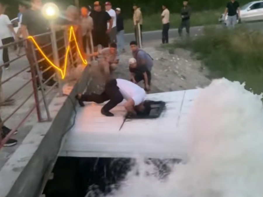 В Кашка-Суу бусик с пассажирами упал в канал - видео